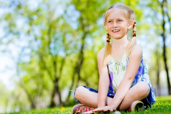 Retrato de uma menina em um parque — Fotografia de Stock