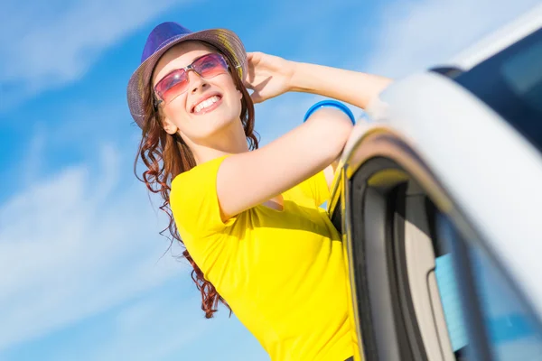 Young woman got out of car window — Stock Photo, Image