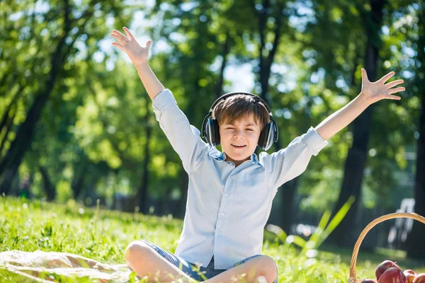 Pojken njuter musik — Stockfoto