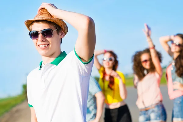 Joven en gafas de sol — Foto de Stock