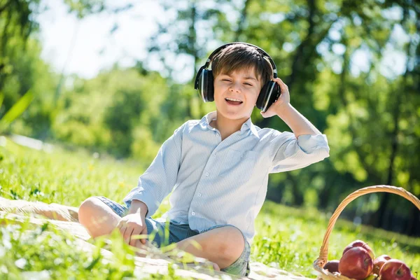 Garçon jouissant de la musique — Photo