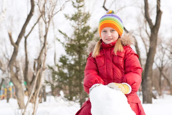 Girl in a winter park — Stock Photo, Image