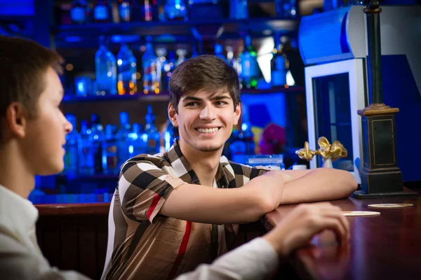 Portret van een jonge man aan de balie — Stockfoto