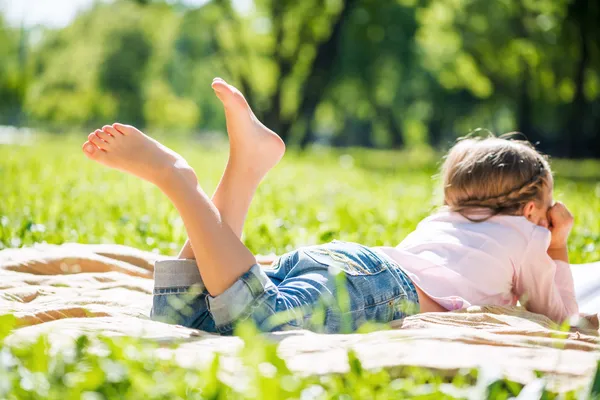 Kind im Park — Stockfoto