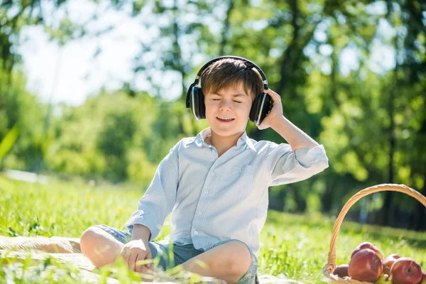 Pojken njuter musik — Stockfoto