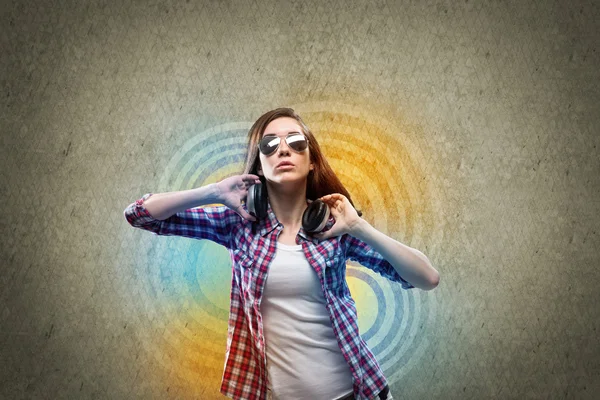 Teenager girl wearing headphones — Stock Photo, Image