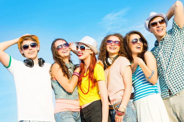 Groupe de jeunes portant des lunettes de soleil et un chapeau — Photo