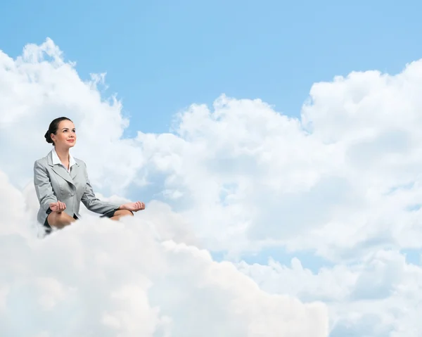 Mujer de negocios meditando — Foto de Stock