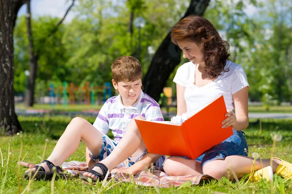 Leer un libro juntos — Foto de Stock