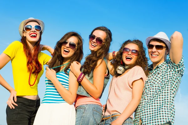 Group of young people wearing sunglasses and hat — Stock Photo, Image