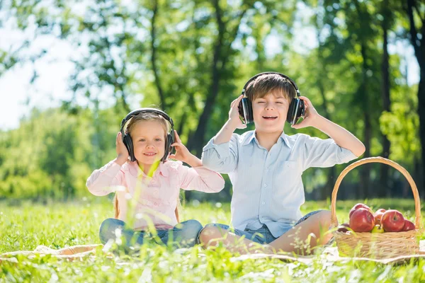 Children enjoying music — Stock Photo, Image