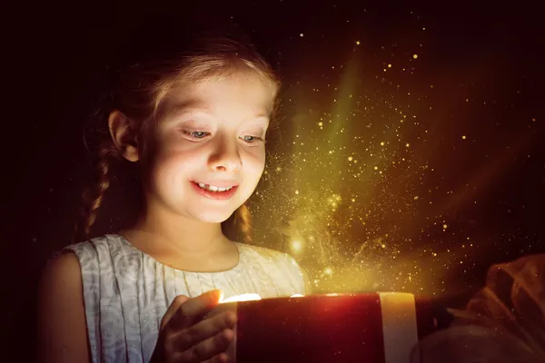 Girl opens a box of magic — Stock Photo, Image