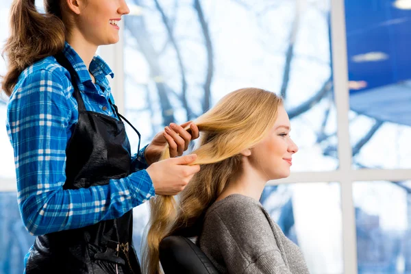 Hairdresser and client — Stock Photo, Image