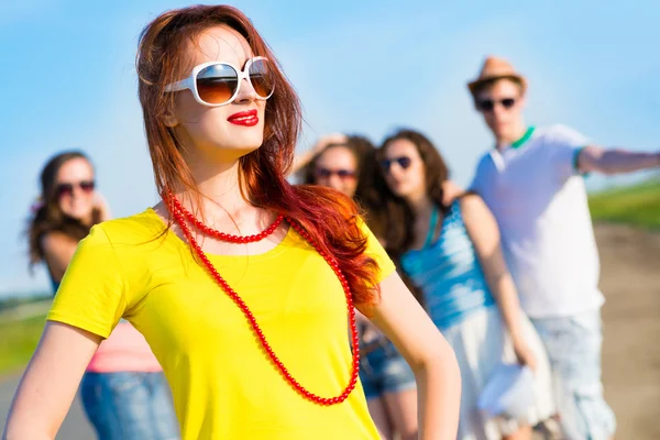 Jeune femme élégante avec des lunettes de soleil — Photo