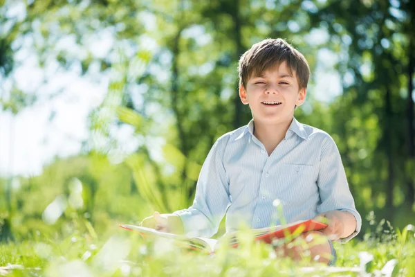 Jongen in zomer park Stockafbeelding