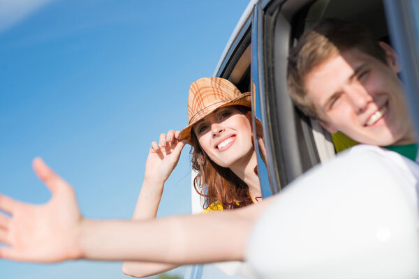 Молодая женщина смотрит из окна машины Стоковое Фото