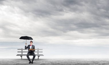 Kitabı olan genç bir öğrenci.