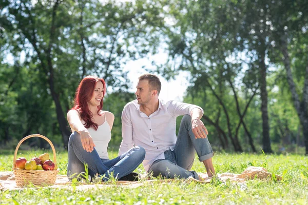 Casal em um piquenique no parque — Fotografia de Stock