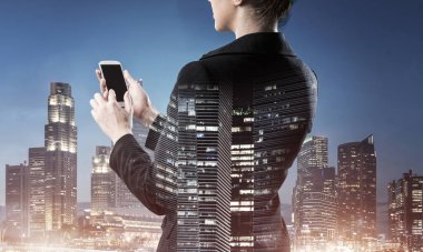 Gece şehri ve kadınla çift pozlama konsepti