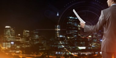 Bilgi kaynaklı dijital arkaplan ve kağıt veya sözleşme uzatan adam