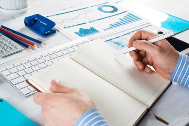 İşadamı ofiste çalışıyor.