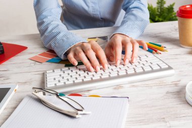 Klavyede yazan kadın danışman