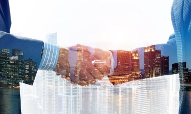 İş adamlarının el sıkışmasına yakın çekim.