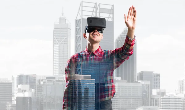 Killen bär kontrollerad skjorta och virtuell mask sträcker handen för att röra något — Stockfoto