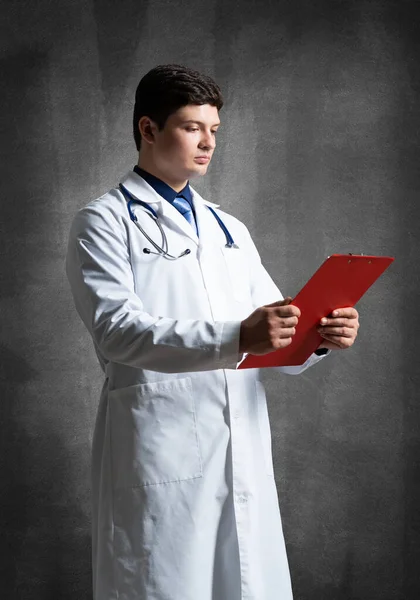 Arzt mit Tablet für Dokumente — Stockfoto