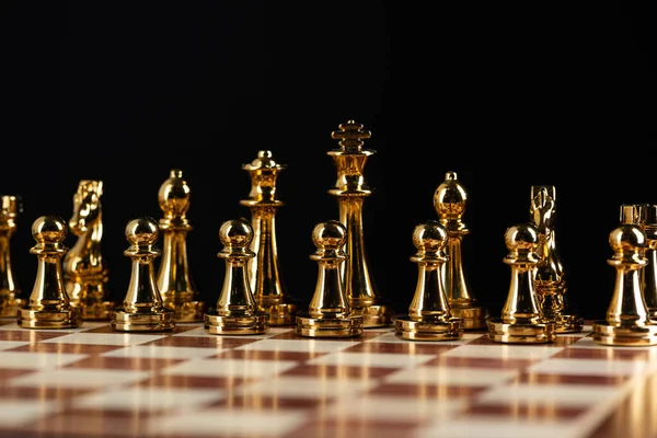 チェスボードの上に立っている黄金のチェスの数字 — ストック写真