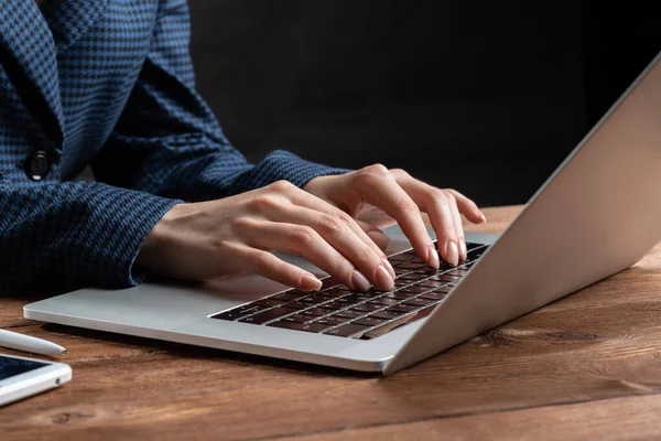 Geschäftsfrau tippt am Schreibtisch auf Laptop — Stockfoto