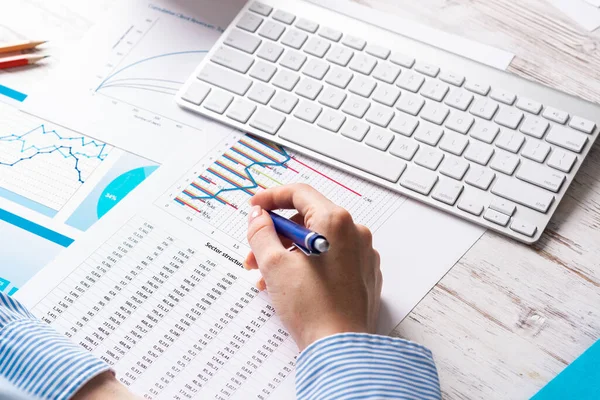 Investeringsförvaltare analysera finansiella diagram — Stockfoto