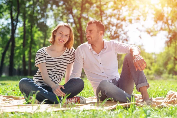 Paar op een picknick in het park — Stockfoto