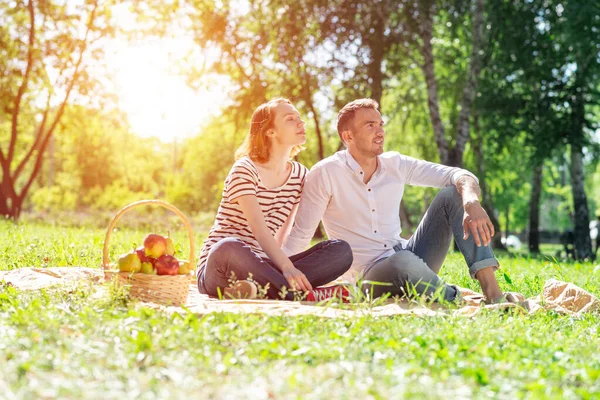 Casal em um piquenique no parque — Fotografia de Stock