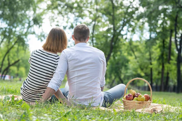 Pareja en un picnic en el parque —  Fotos de Stock