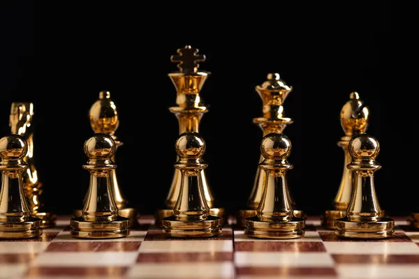 チェスボードの上に立っている黄金のチェスの数字 — ストック写真