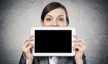 Tablet bilgisayar düzenini elinde tutan iş kadını