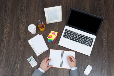 İş adamlarının iş yerinin yukarıdan görünüşü