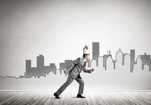 King businessman in elegant suit running and drawn cityscape silhouette at background — Stock Photo, Image