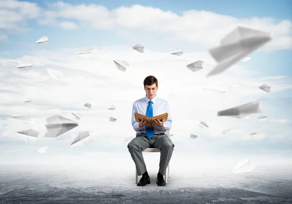 Joven hombre de negocios con libro — Foto de Stock