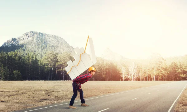 Homem engenheiro carregar gráfico de progresso — Fotografia de Stock