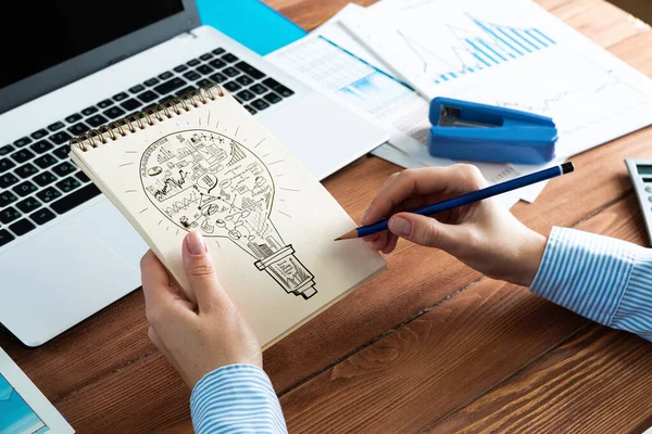 Mujer de negocios con cuaderno — Foto de Stock