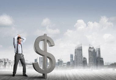 Çağdaş şehir manzarasına karşı kararlı bankacı. Dolar çimento kırma figürü.