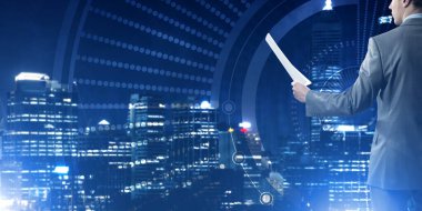 Bilgi kaynaklı dijital arkaplan ve kağıt veya sözleşme uzatan adam