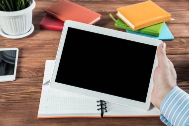 Tabletli bir işadamı, ofiste çalışıyor.