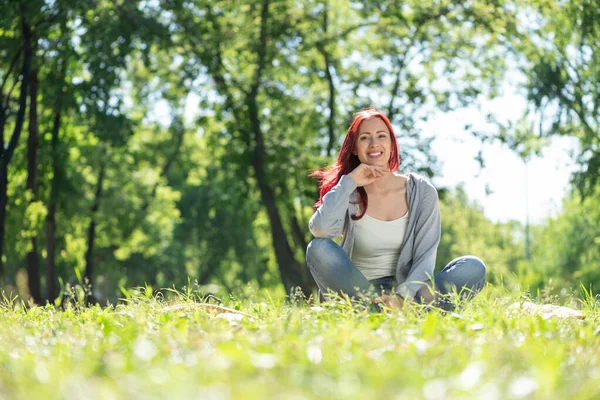 Porträt einer jungen attraktiven Frau — Stockfoto