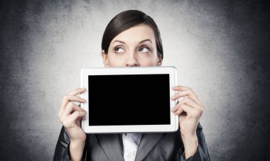 Tablet bilgisayar düzenini elinde tutan iş kadını