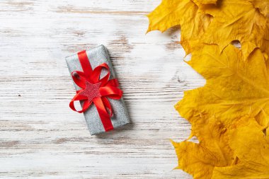 Hediye kutusuyla birlikte düz bir kompozisyon.