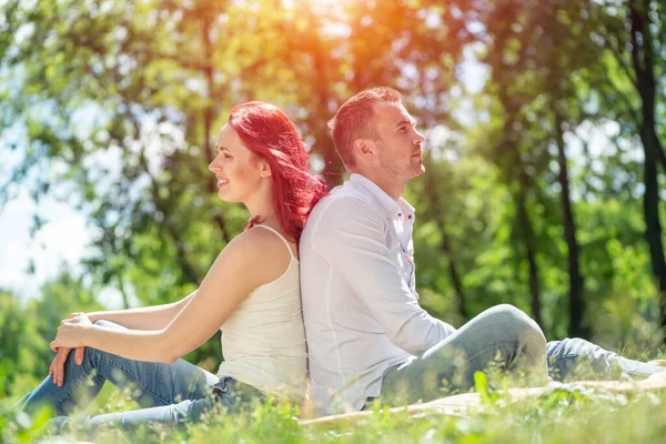 A young couple in the park. — Stock Photo, Image