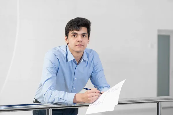 Joven empresario con documentos — Foto de Stock